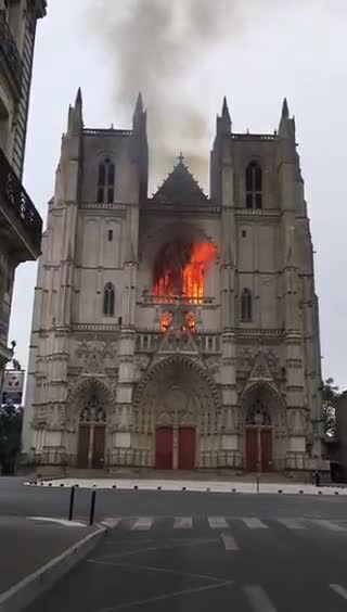 L'incendio nella cattedrale di Saint-Pierre-et-Saint-Paul a Nantes