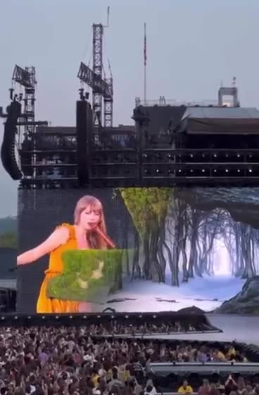 Taylor Swift svela il nuovo singolo in concerto: fan in delirio